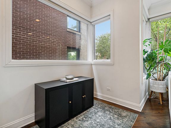 4th image of 1131 W Addison St #2