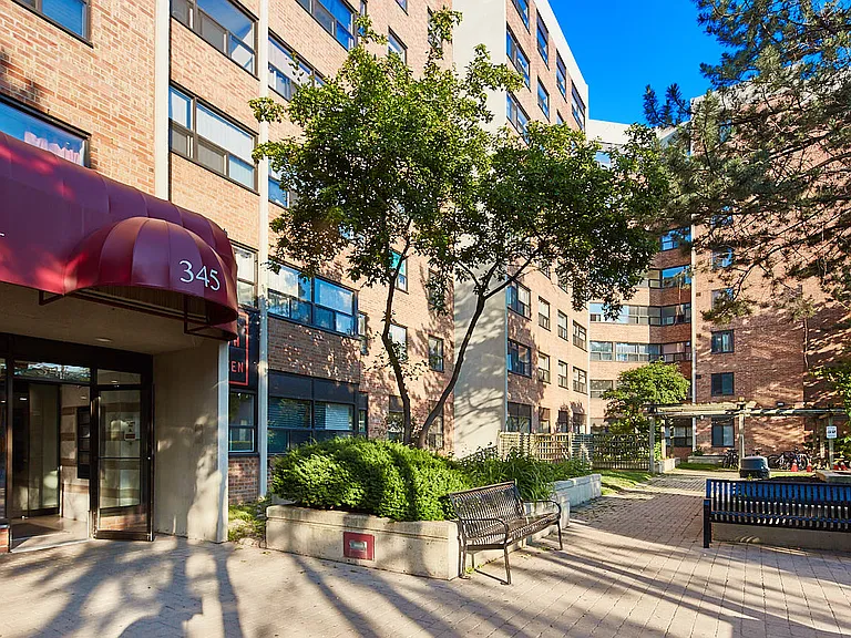345 Dufferin St — Photo 4
