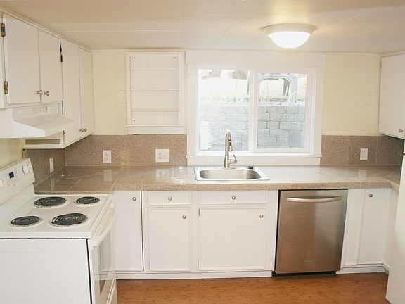 Cook's kitchen with granite countertops, dishwasher, disposa