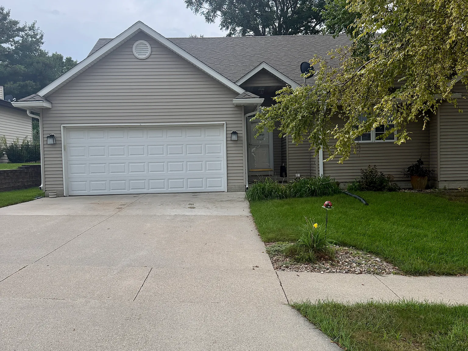 4 bed, 2200 sqft, $2,250 — Photo 1