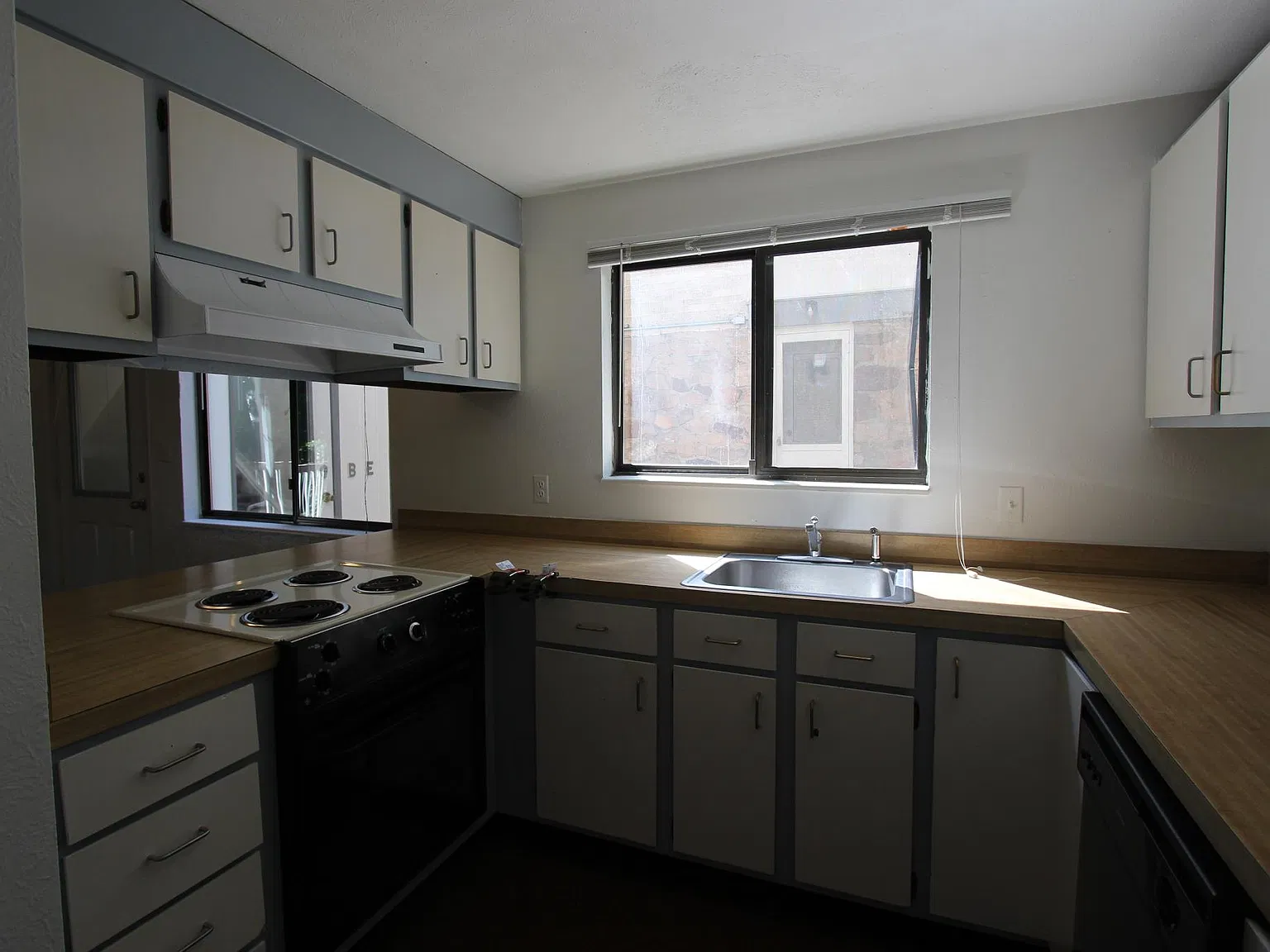3 bed, 1.5 bath, $5,300 — Photo 2