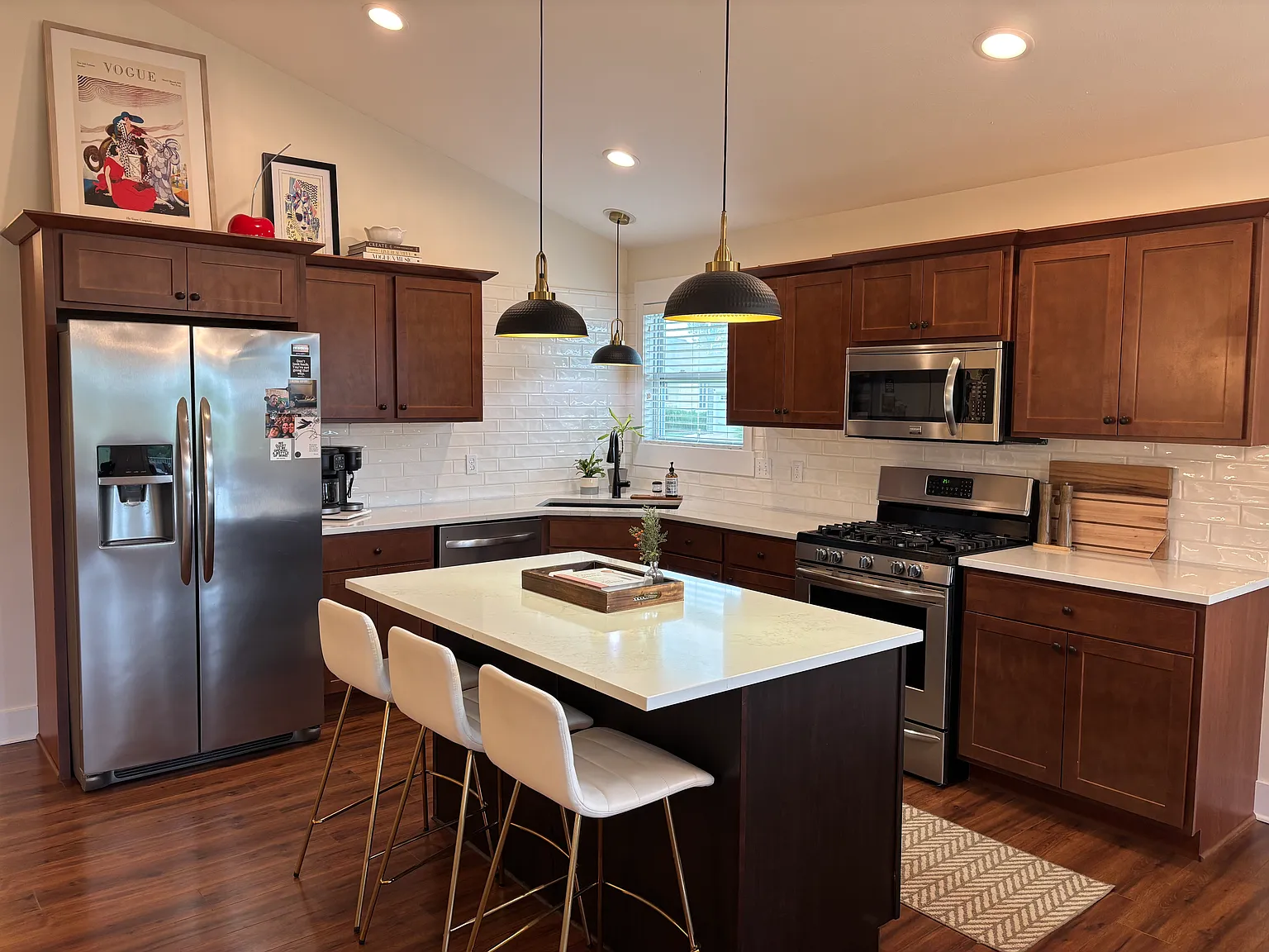 4 bed, 2400 sqft, $3,200 — Photo 3