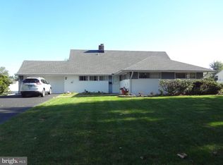 465 Snowball Dr, Levittown, PA 19056
