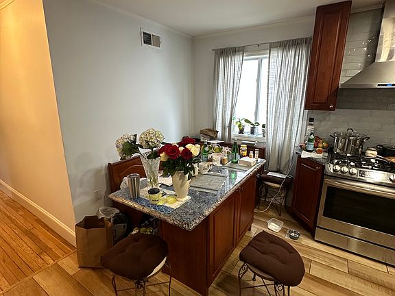 3rd image of 10 Fitz Ter #1