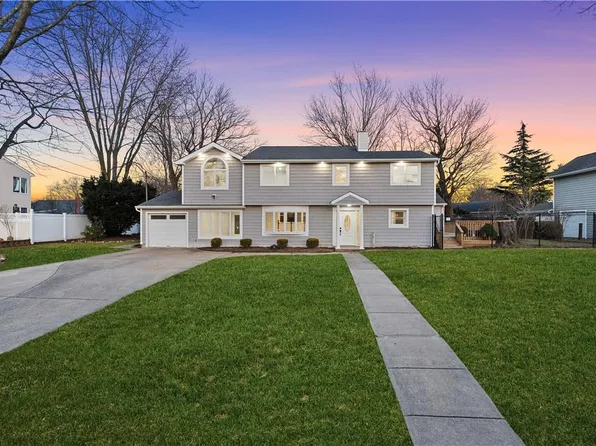 105 Dale Drive, Oakdale, NY 11769