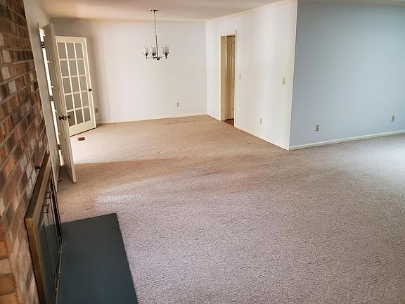 Upper level living /dining area