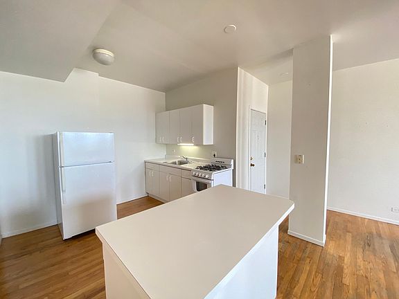 3rd image of 5959-63 N Kenmore Ave #702