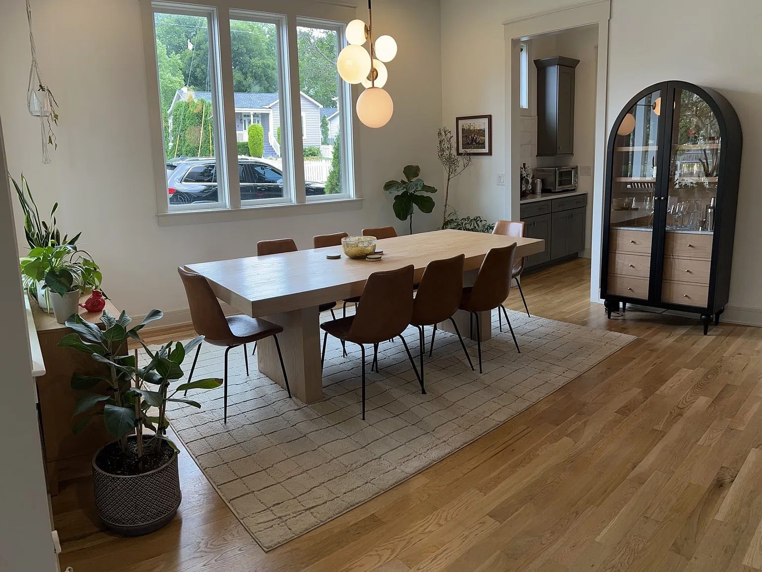 5 bed, 4.0 bath, 3303 sqft, $9,950 — Photo 2