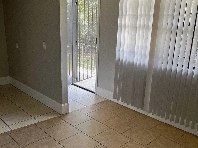 1079 Saint Clair St #6 — Photo 3