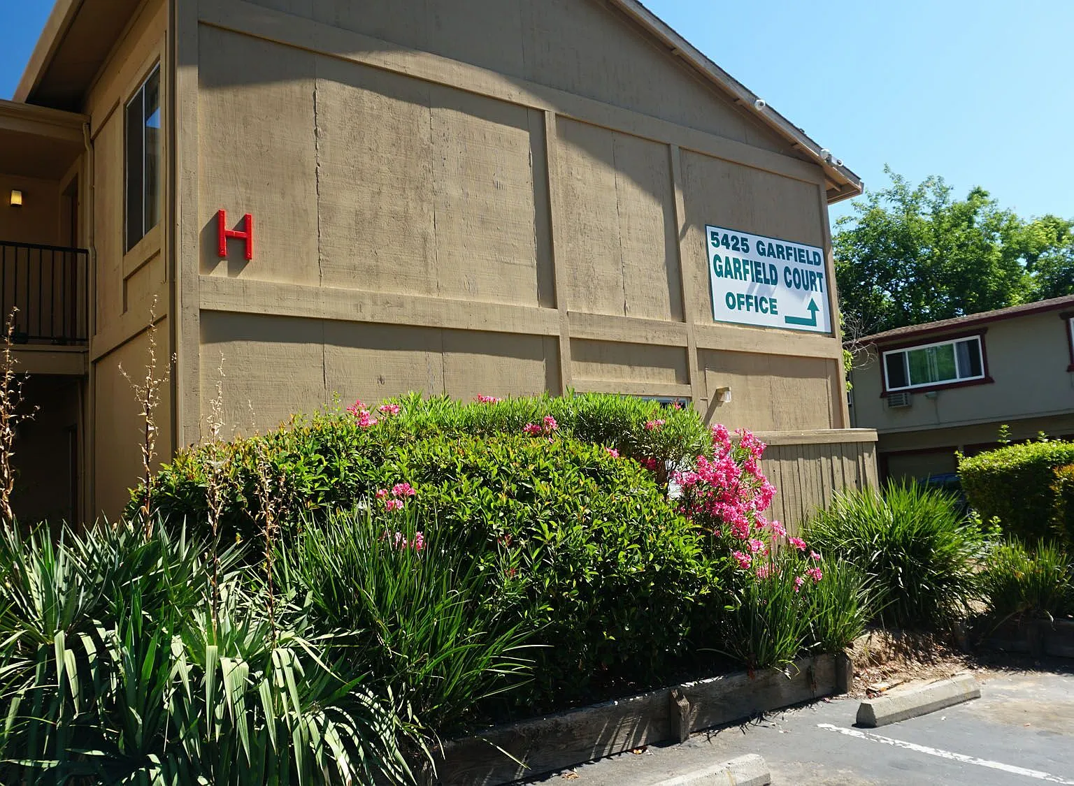 Garfield Court Apartments — Photo 3