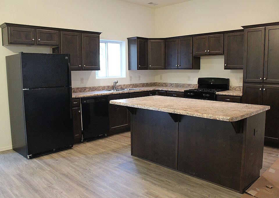 Kitchen w/ knotty alder cabinets