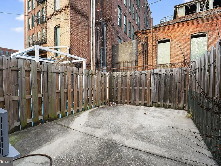 1602 Latrobe St — Photo 3