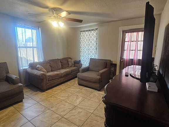 3rd image of 405 SUNGLO DRIVE