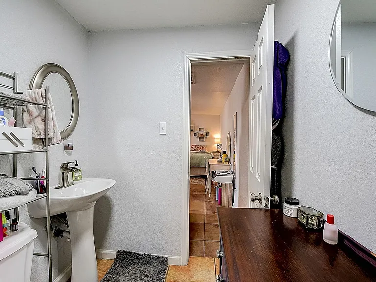 3256 Greene Ave — Photo 10