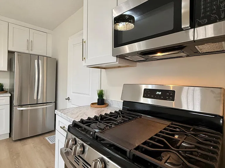 2094 W 44th St #FRONT — Photo 9