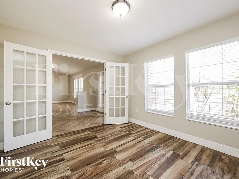 203 Roat St — Photo 8