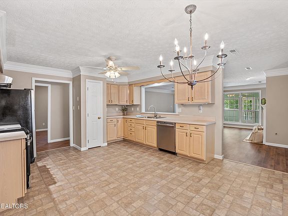 3rd image of 400 Creekview Ln