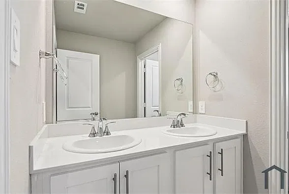 5 bed, 3060 sqft, $3,500 — Photo 4