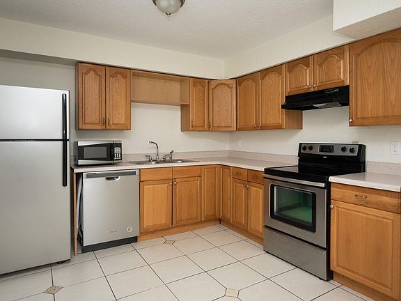 3rd image of 3960 Wilshire St