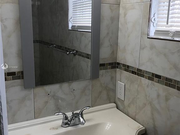4th image of 1570 NE 151st St APT 104