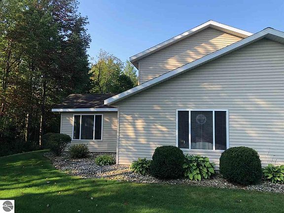 2nd image of 340 Woodside Cir