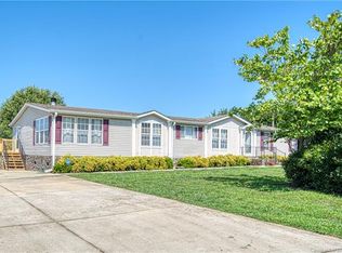 1148 Peppertree Dr, Mount Holly, NC 28120