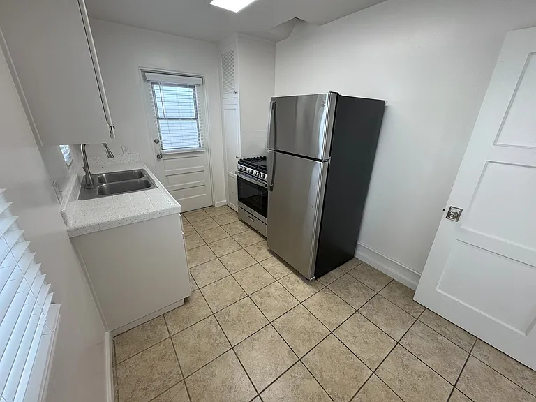5058-68 Santa Monica Ave #5062 — Photo 6