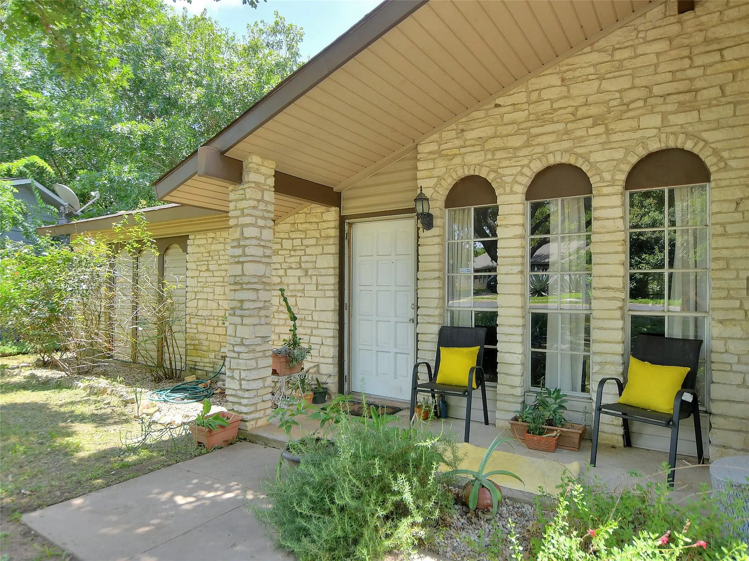 3 bed, 1.5 bath, 1084 sqft, $2,500 — Photo 2