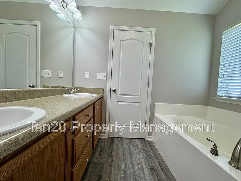 400 Gwynnes Way — Photo 14
