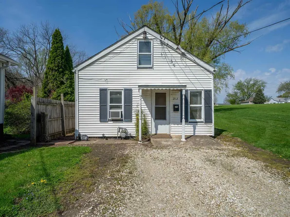 212 S Cone St, Farmington, IL 61531
