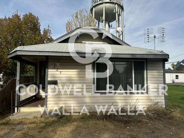 225 SE 6th St, College Place, WA 99324