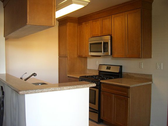 3rd image of 20327 Saticoy St Unit 316