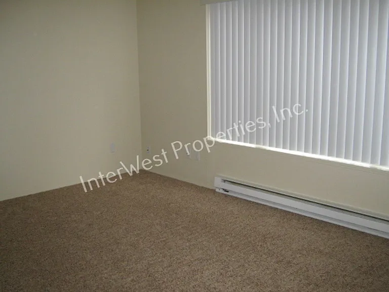1010-1040 W Powell Blvd — Photo 8