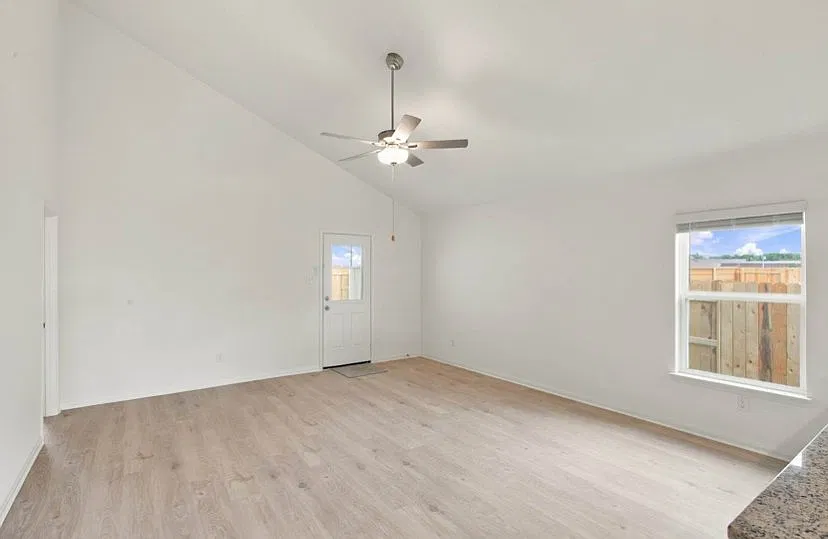 Spacious 3-Bedroom, 2-Bathroom Home for Rent — Photo 3