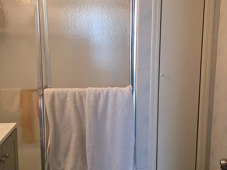 Full bath pic 2 (storage for towels soaps, etc..
