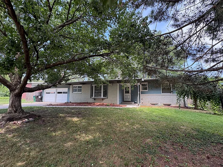 1300 Eastridge Dr — Photo 33