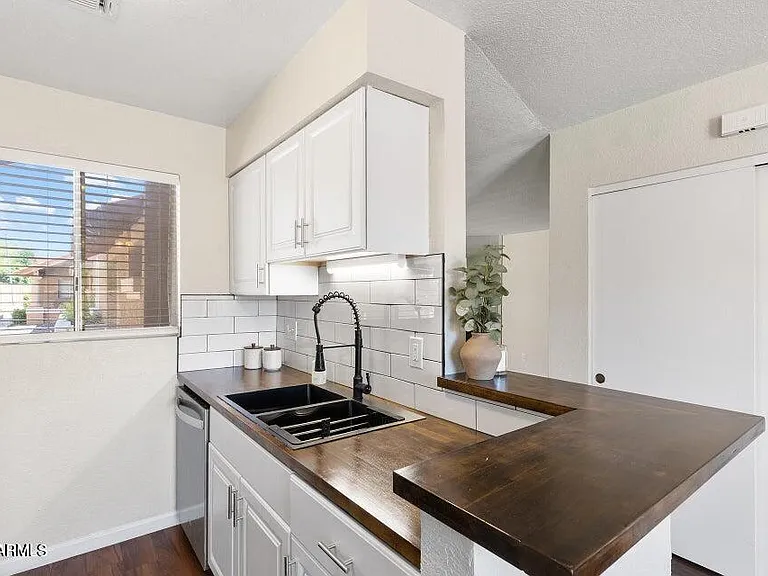 330 W Tonopah Dr #5 — Photo 1
