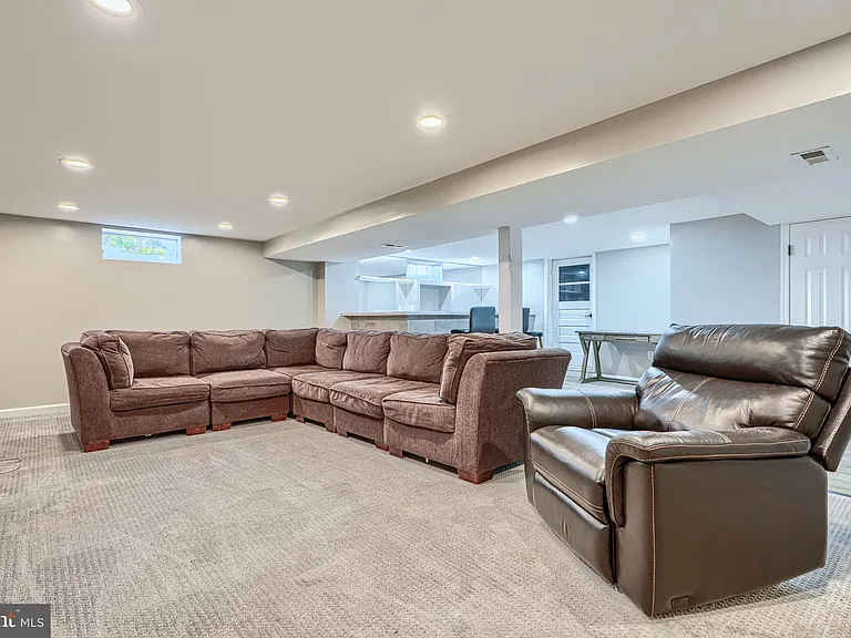 520 White Oak Dr — Photo 20