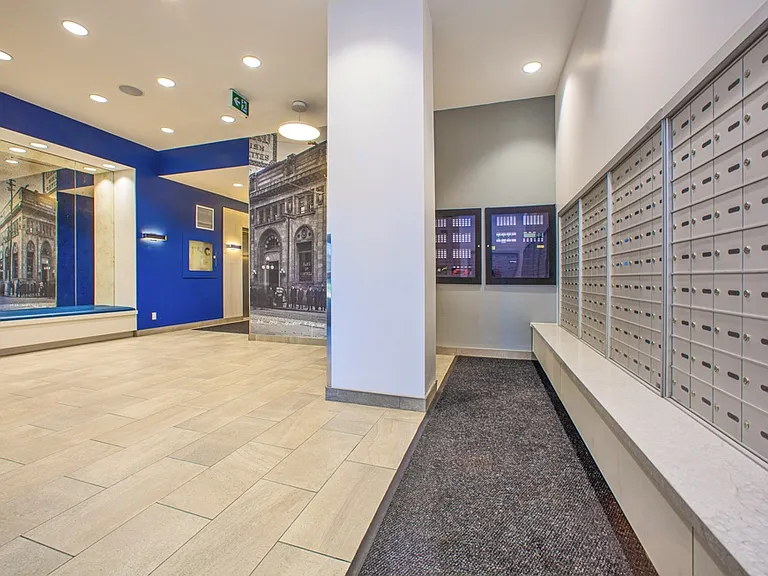 2575 Danforth Ave — Photo 48