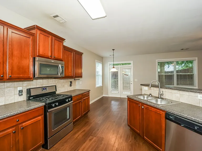89 Lakeshore Pkwy — Photo 9