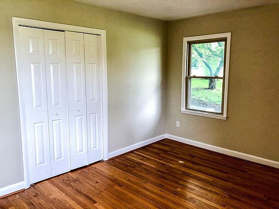 3rd image of 211 Waugh Dr