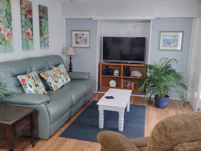 449 Oceanside Dr #A — Photo 2