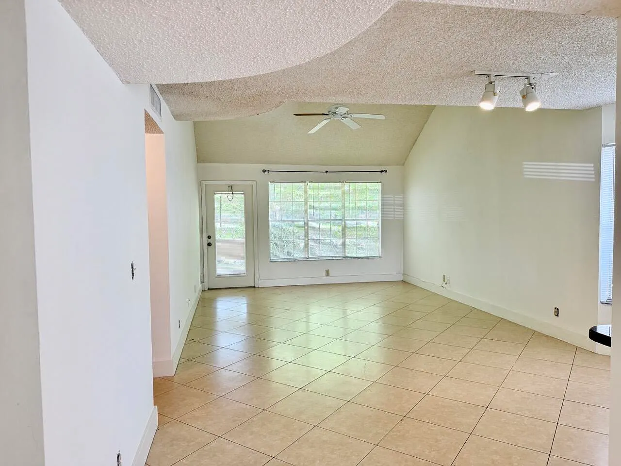 3 bed, 2.0 bath, 1423 sqft, $3,150 — Photo 3