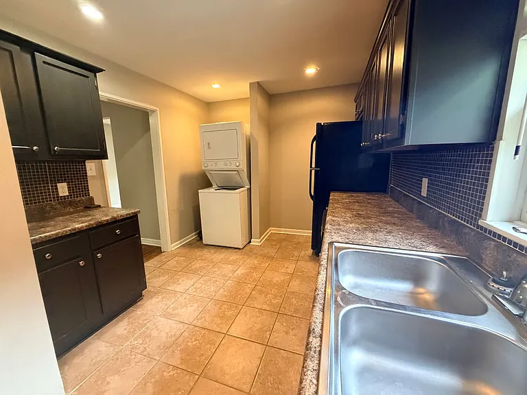 1008 Broadway St — Photo 9