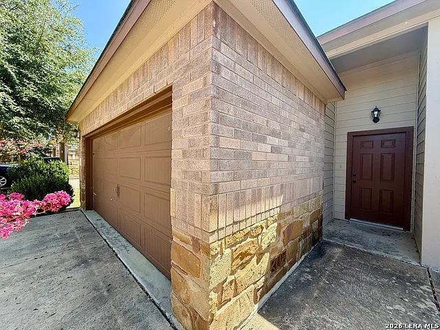 3 bed, 2.0 bath, 1374 sqft, $1,595 — Photo 2