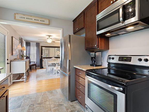 5th image of 404 Oakwood Dr