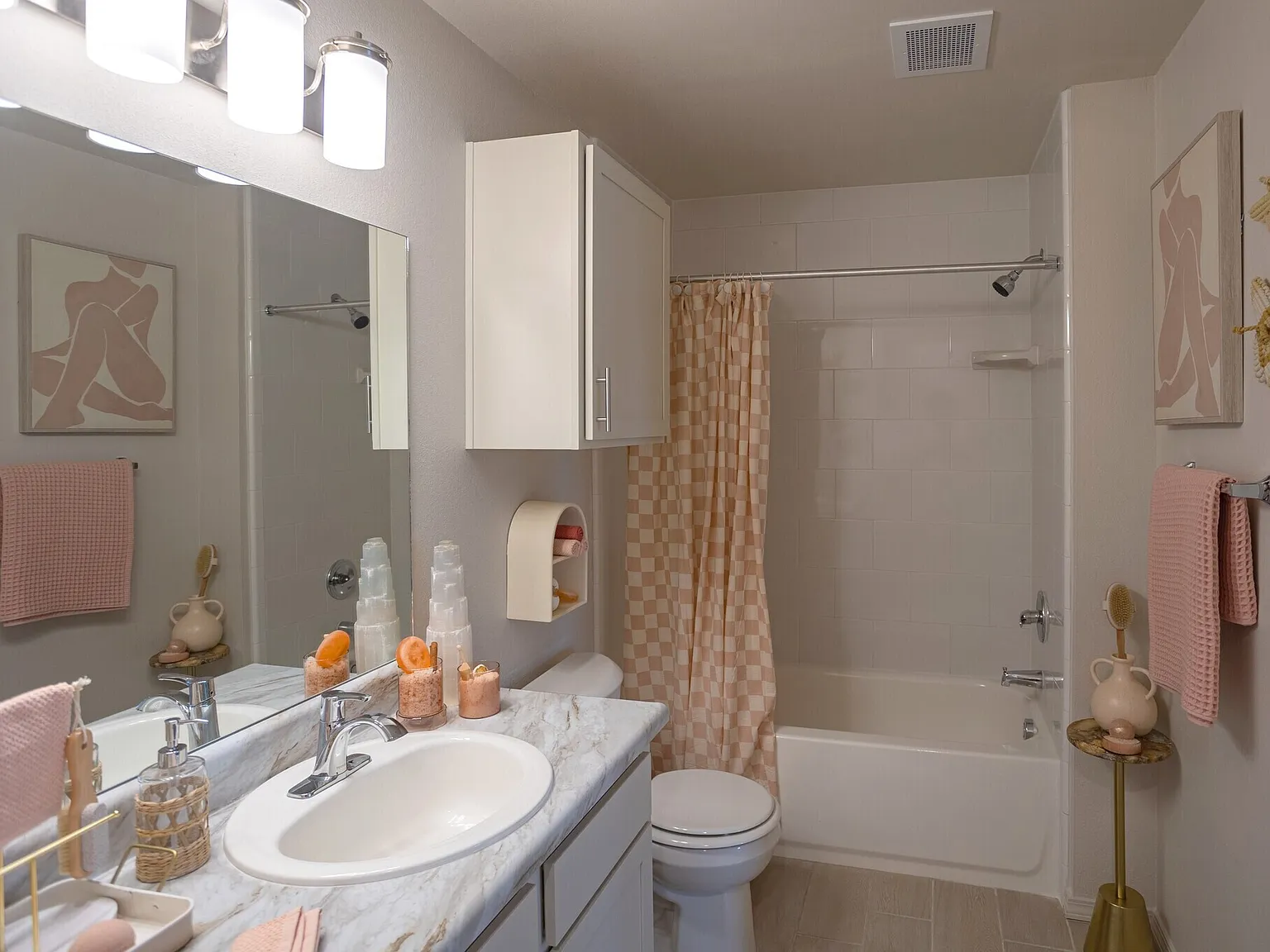 3 bed, 834 sqft, $2,756 — Photo 2