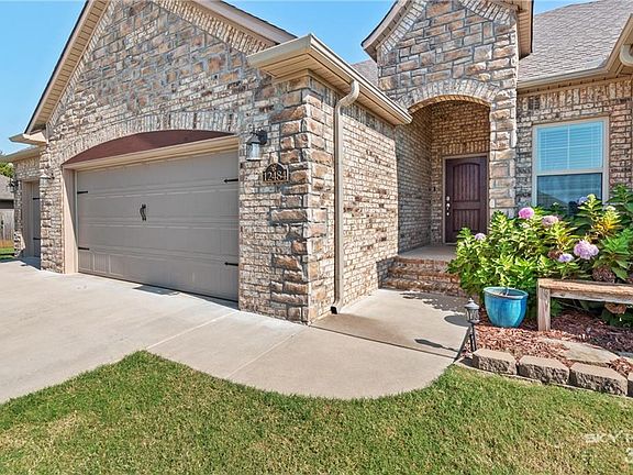 3rd image of 12484 Meadow Oaks Ln