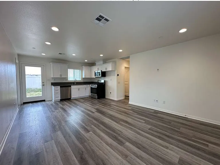 26573 Pacific St — Photo 2