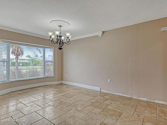 5th image of 375 Dorset Dr